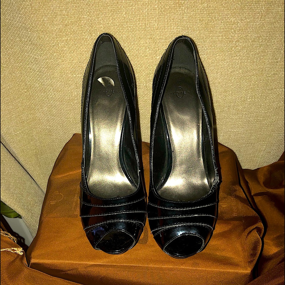 Beautiful black heels!!